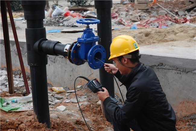 工作人員利用HIE系列工業內窺鏡正進行管道內部檢測