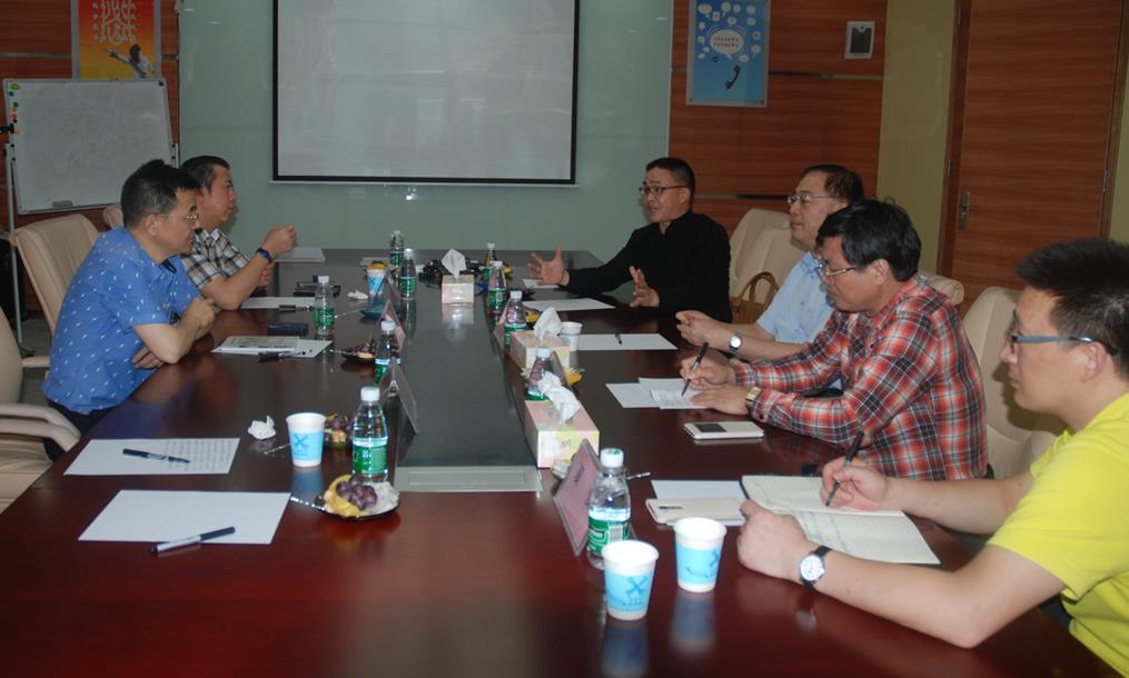 圖為:亞泰光電總經理鄭翔與政協、科協領導座談