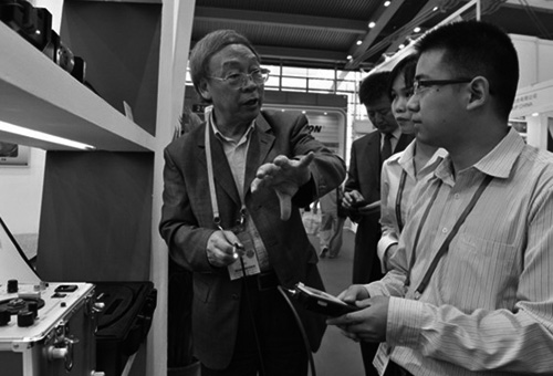 牛憨笨院士高交會(huì)期間指導(dǎo)亞泰光電工作人員內(nèi)窺鏡操作