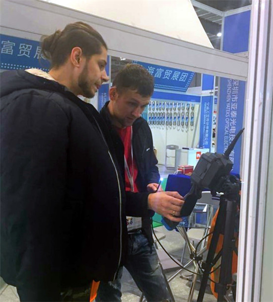 現(xiàn)場觀眾在試用亞泰光電HIE360度高清工業(yè)視頻內(nèi)窺鏡