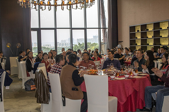 深圳隱秀山居一樓會議廳，2019年亞泰光電迎春企業年會現志