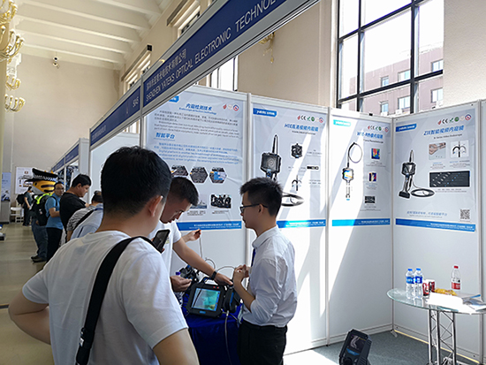 公司內(nèi)窺鏡銷售工程師向客戶現(xiàn)場(chǎng)講解亞泰光電內(nèi)窺鏡各項(xiàng)產(chǎn)品技術(shù)性能