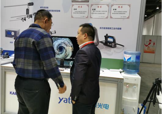 總監(jiān)現(xiàn)場(chǎng)給客戶介紹產(chǎn)品