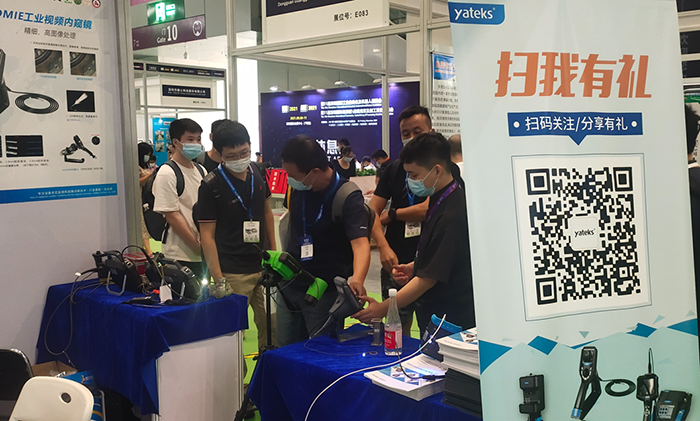 深圳工業(yè)內(nèi)窺鏡展展會(huì)現(xiàn)場(chǎng)亞泰光電展臺(tái)前現(xiàn)場(chǎng)觀眾試用亞泰光電內(nèi)窺鏡產(chǎn)品性能、特點(diǎn)