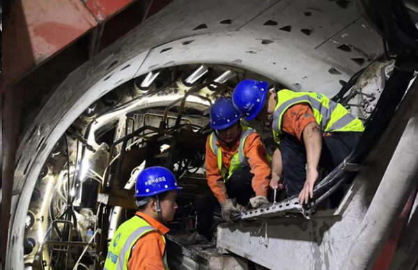 工程人員現(xiàn)場安裝、調(diào)試設(shè)備