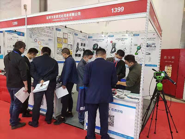 上海QC展期間亞泰光電展臺(tái)前前來參觀的現(xiàn)場(chǎng)觀眾