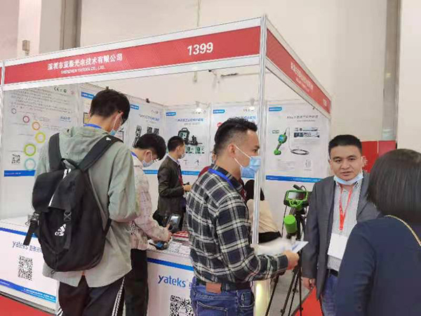 前來參觀的觀眾現(xiàn)場(chǎng)體驗(yàn)亞泰光電工業(yè)內(nèi)窺鏡的優(yōu)異性能